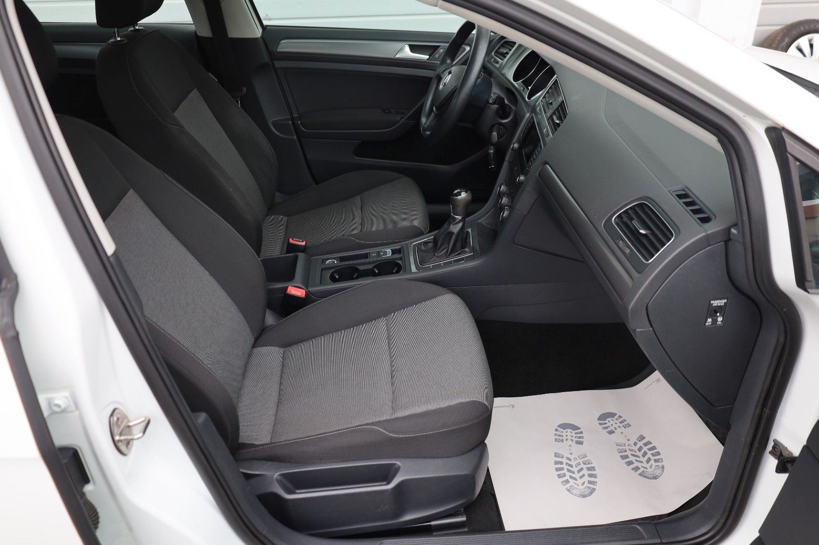 Fahrzeugabbildung Volkswagen Golf VII Lim. Trendline Panorama,8 fach bereift!