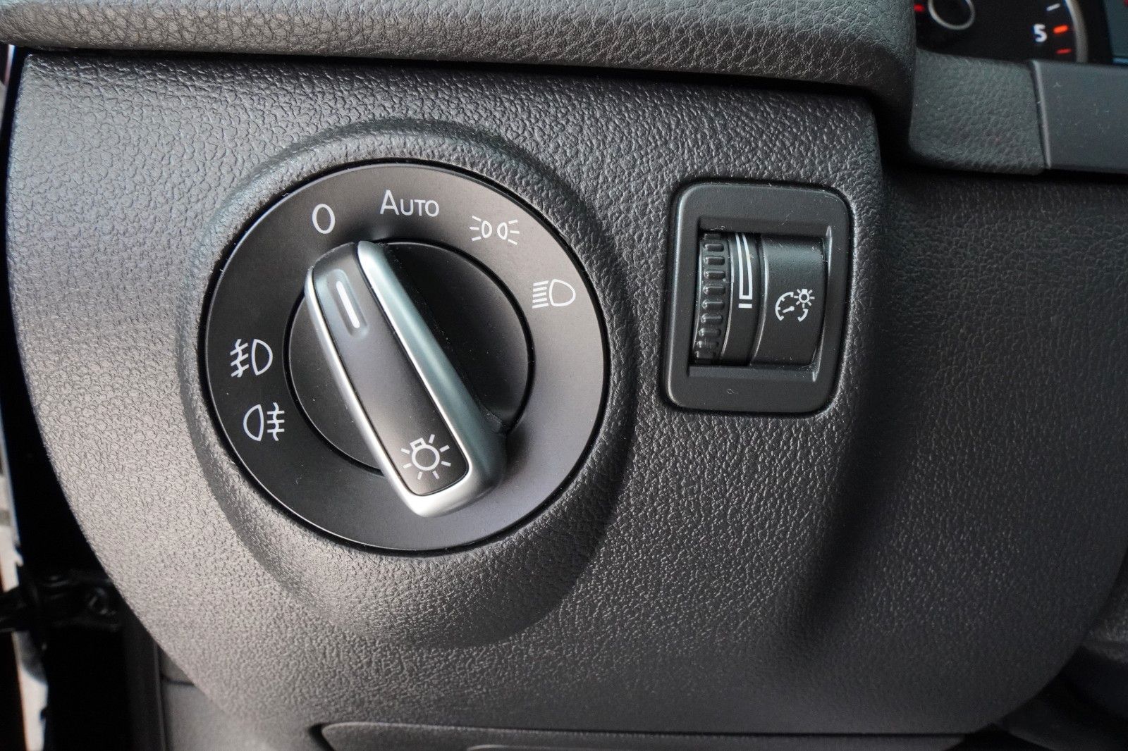 Fahrzeugabbildung Volkswagen Tiguan Sport & Style 4Motion*Aut.*Navi*Leder*AHK