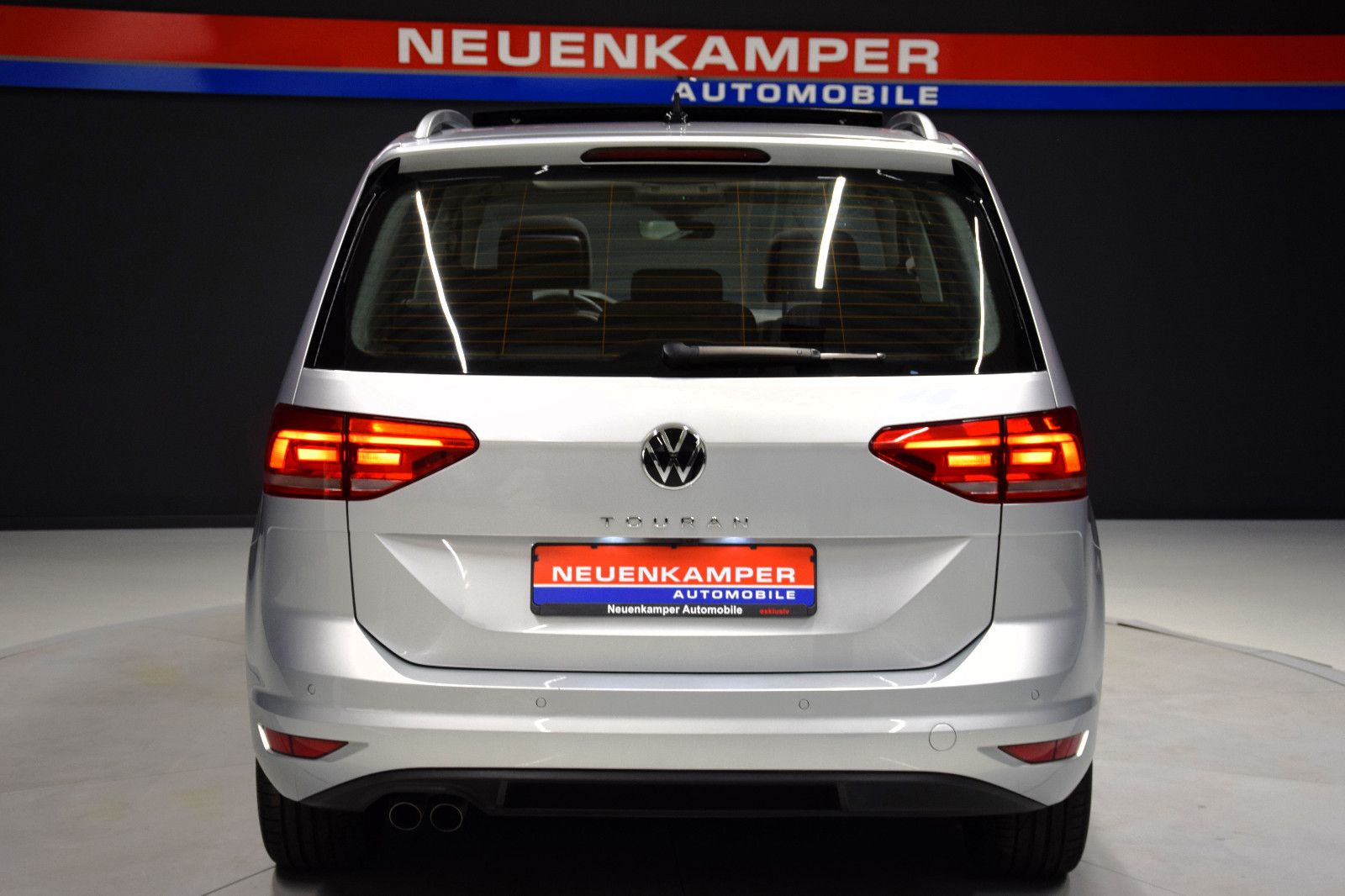 Fahrzeugabbildung Volkswagen Touran Comfortline DSG EasyOpen 7-Sitze ACC Pano