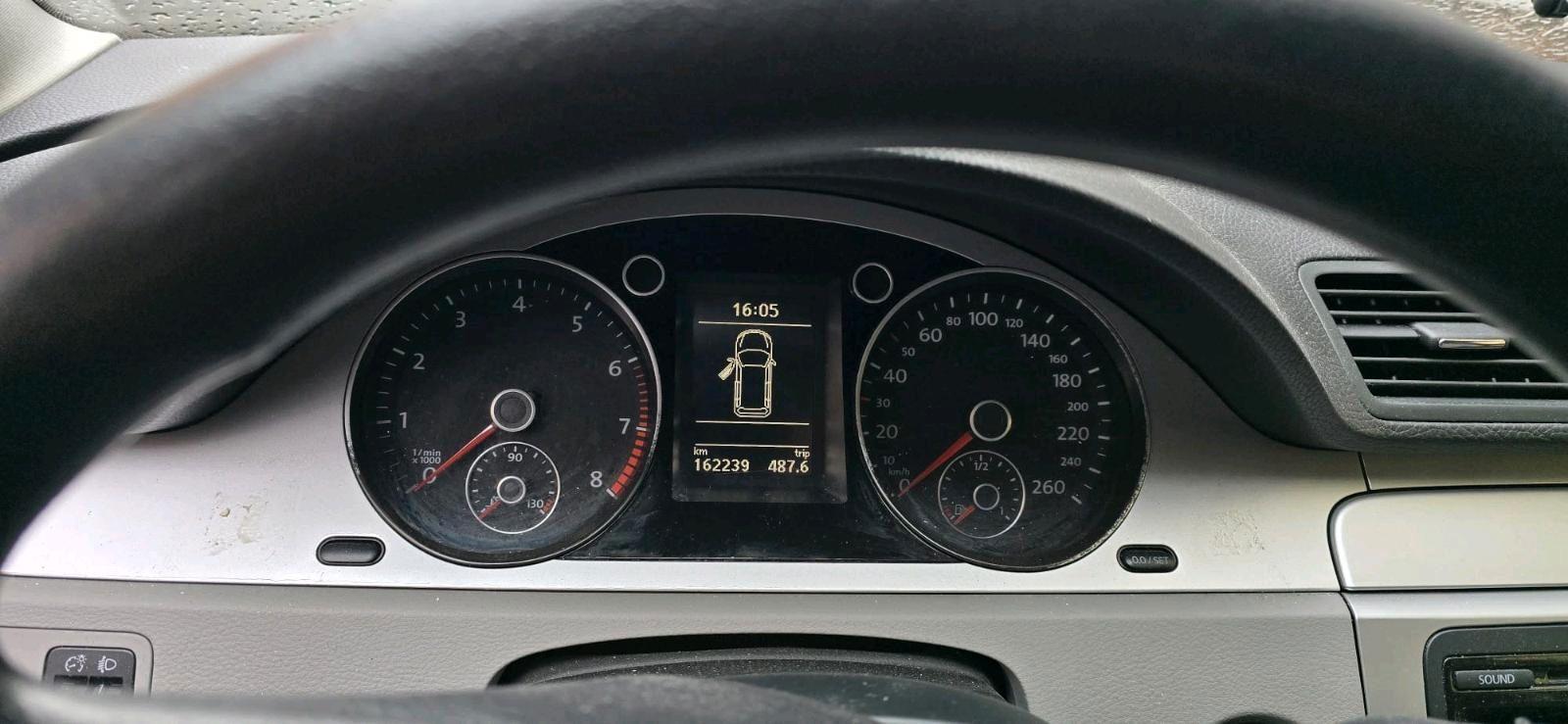 Volkswagen Passat 2009 — салон