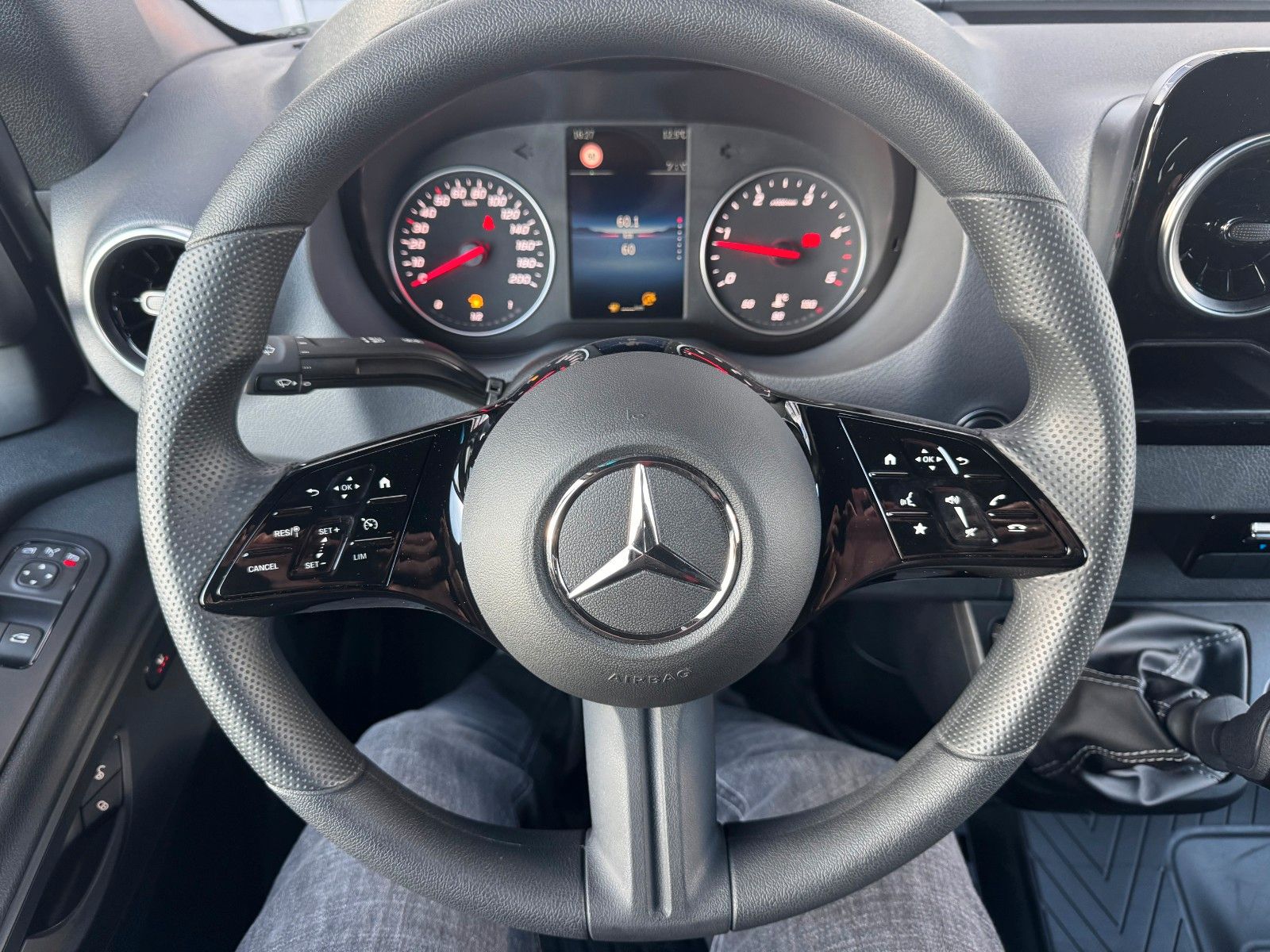 Fahrzeugabbildung Mercedes-Benz Sprinter 317 CDI DoKa Klima Stdheiz AHK3,5to