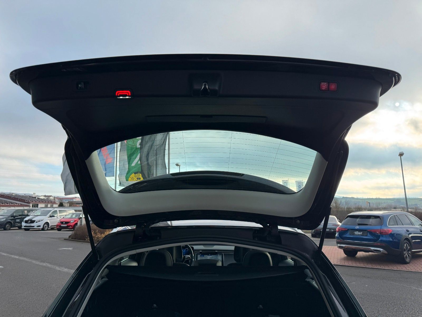 Fahrzeugabbildung Mercedes-Benz E 300de Avantgarde+Pano+AHK+DistrPro+Digital+360