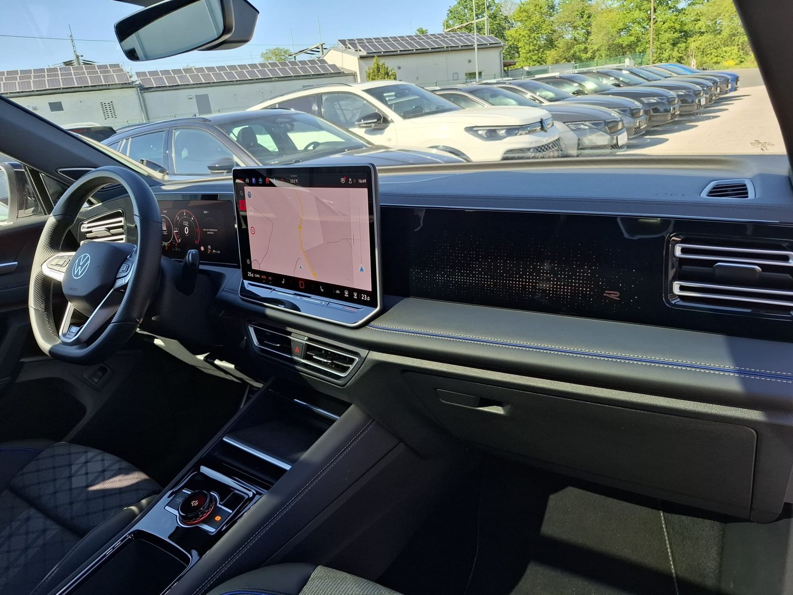 Fahrzeugabbildung Volkswagen Tiguan 2.0 TDI 4M R-Line BLACK*PAN*HK*AHK*MATRIX