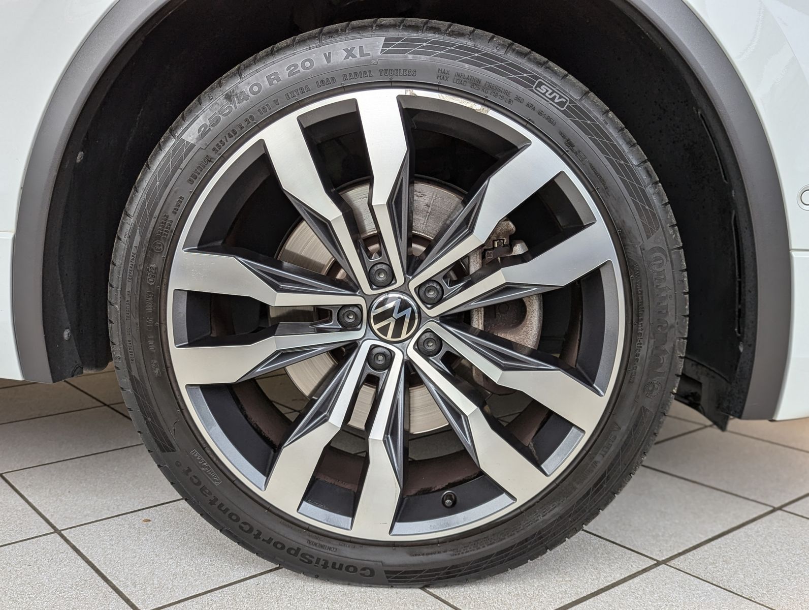 VW Tiguan R-Line eHybrid Matrix Kamera DCC ACC 20" - Image 10
