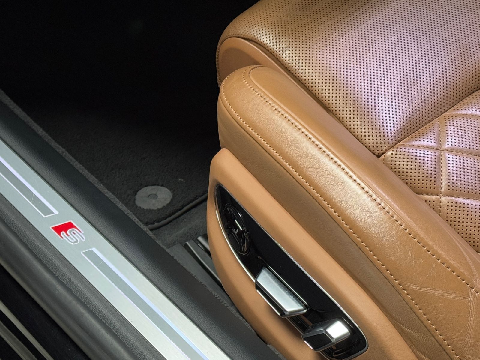 Fahrzeugabbildung Audi S8 4.0 TFSI quattro/HUD/360°/ACC/Massage/Keramik