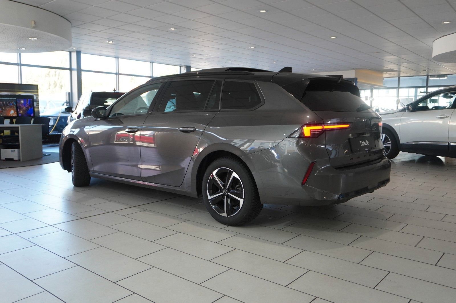 Fahrzeugabbildung Opel Astra L ST 1.2T GS SPORT NAVI/LED/360°/PANO/HUD