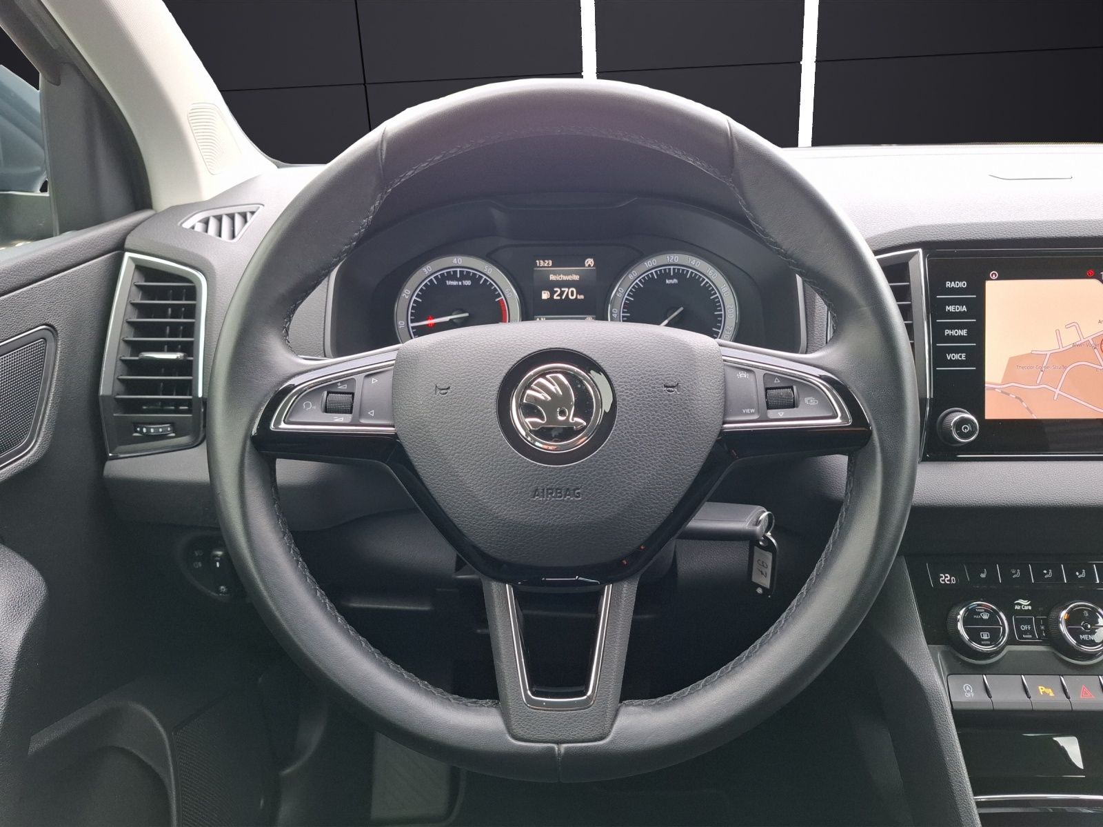 Fahrzeugabbildung SKODA Karoq TSI Ambition LED Navi GRA PDC SH LM