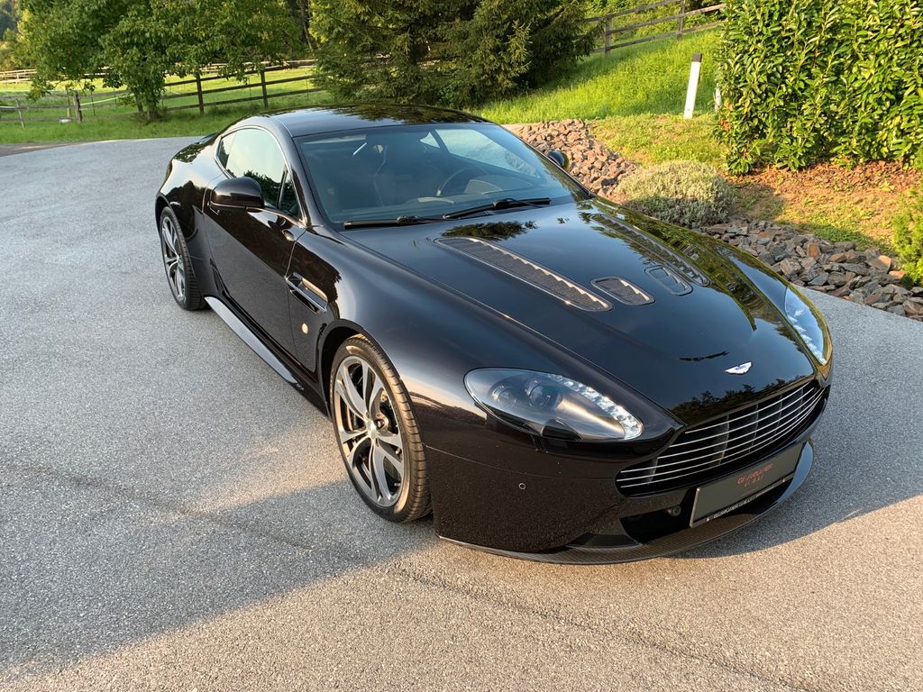 Aston Martin V12 Vantage