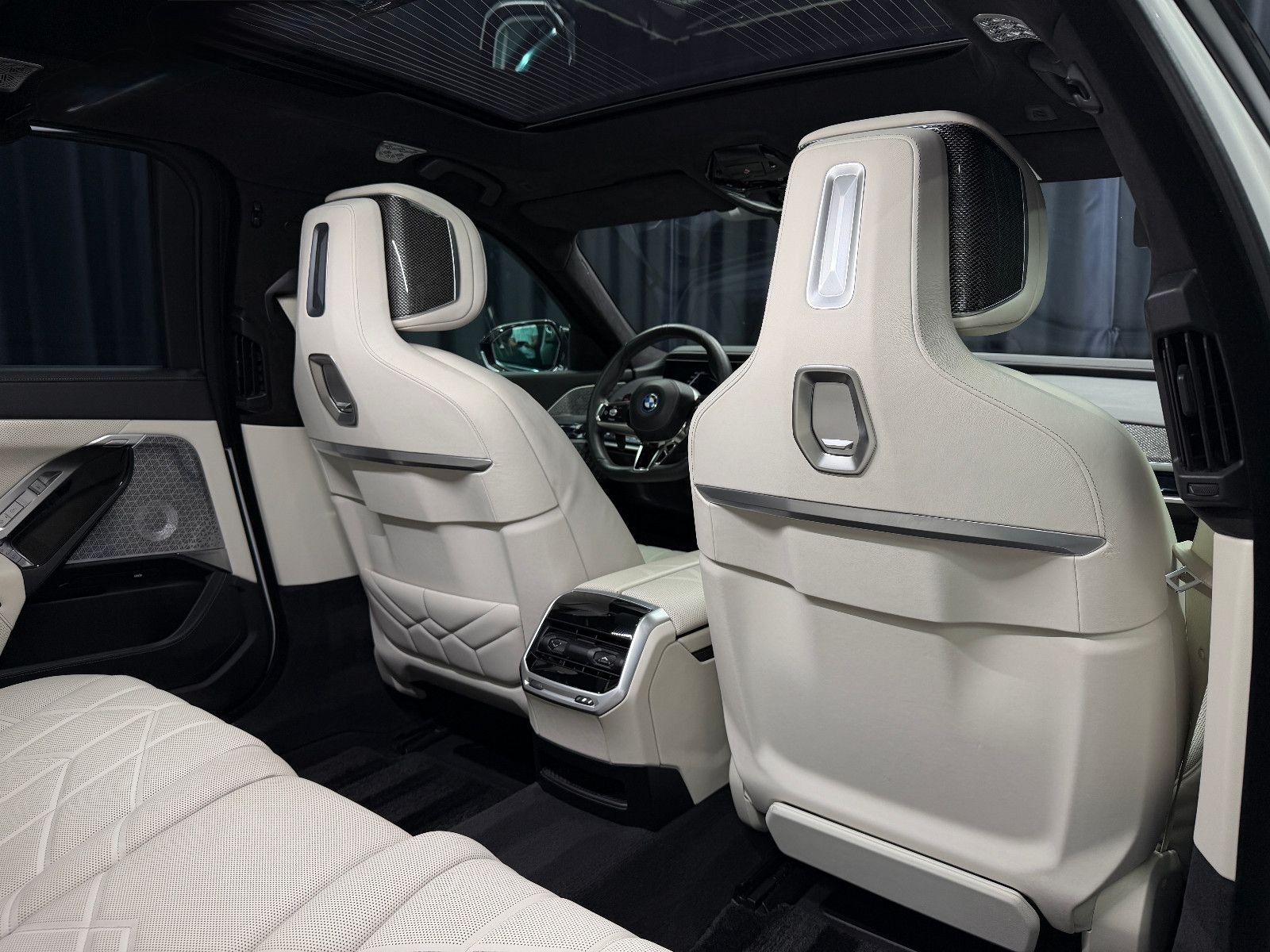 Fahrzeugabbildung BMW M760 e xDrive M-SPORT|TV|B&W|SKY-LOUNGE|MEGAVOLL