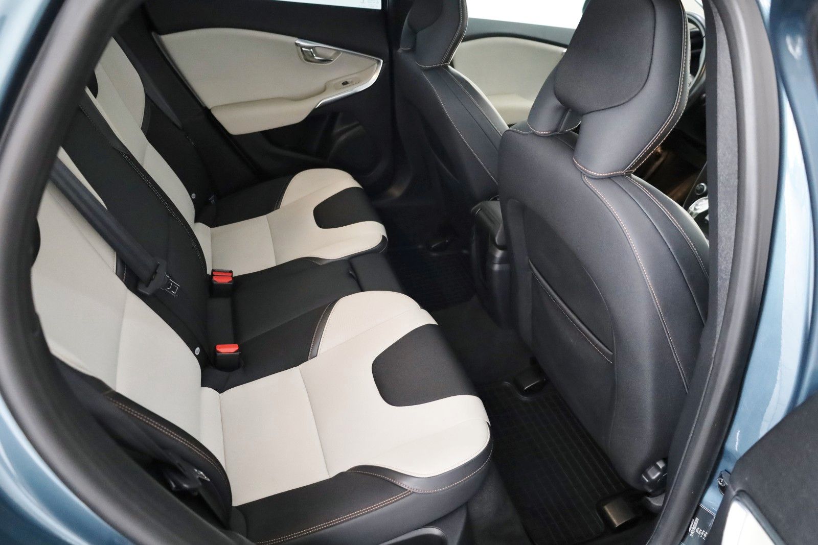 Fahrzeugabbildung Volvo V40 CrossCountry Kinetic AWD Navi,Panorama,Bliss