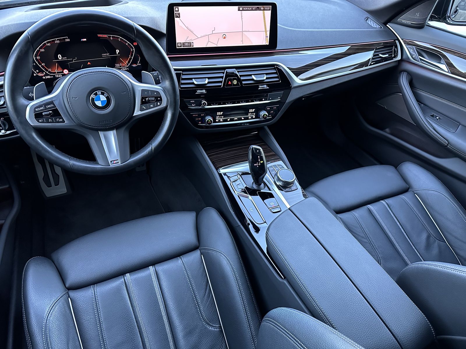 Fahrzeugabbildung BMW 530i Touring xDrive M-Sport NAV+LED+AHK+HUD+H&K