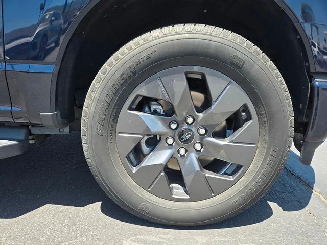 Ford F 150 Lightning Flash grosse Batterie im Vorlauf