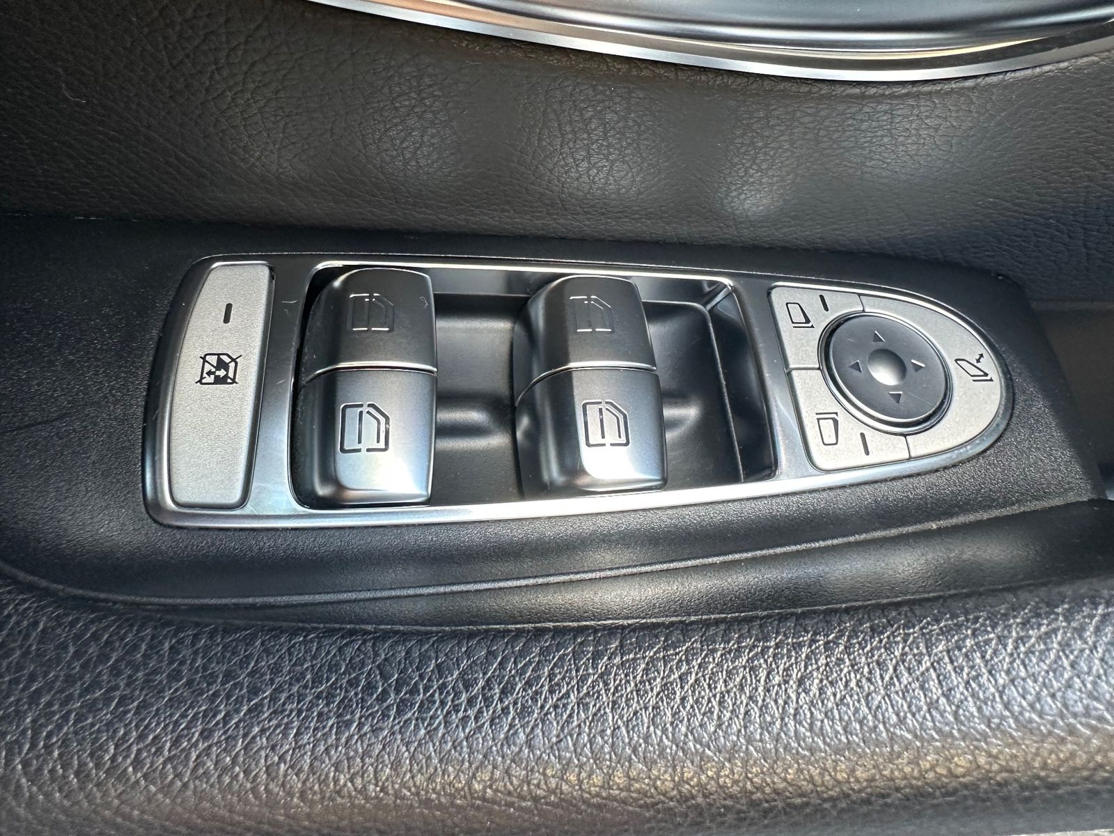 Fahrzeugabbildung Mercedes-Benz E 220 d T 4Matic Avantgarde NAV+LED+WIDESCEEN