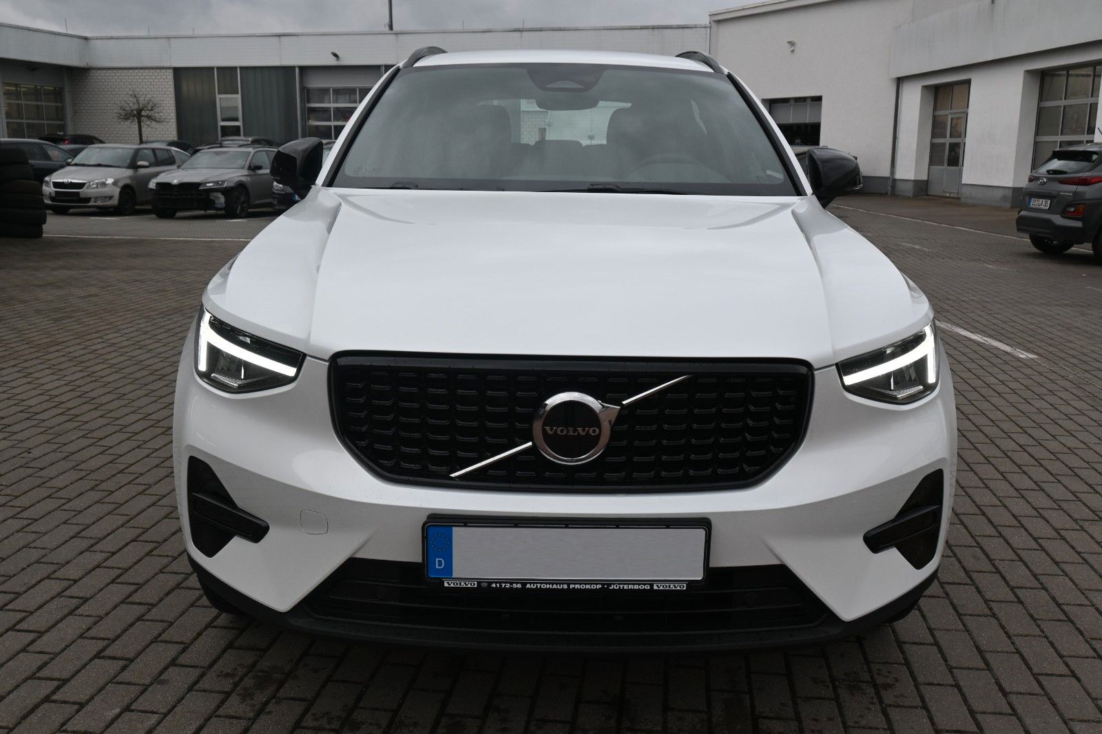 Fahrzeugabbildung Volvo XC40 B3 DKG Plus Dark*FSHZG*H&K*BLIS*ACC*AHK