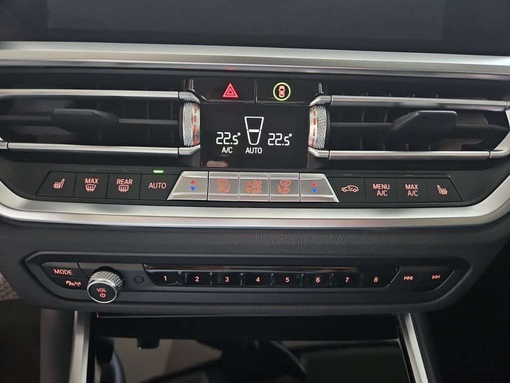 Fahrzeugabbildung BMW 318 i Sport-Line AHK ACC Navi LED SHZ Ambie. KAM