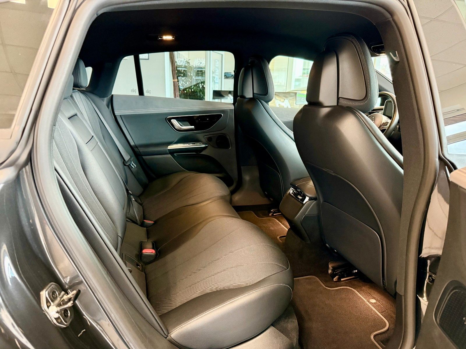 Fahrzeugabbildung Mercedes-Benz EQE 300 Electric Art Advanced/AHK/Kamera/19Zoll