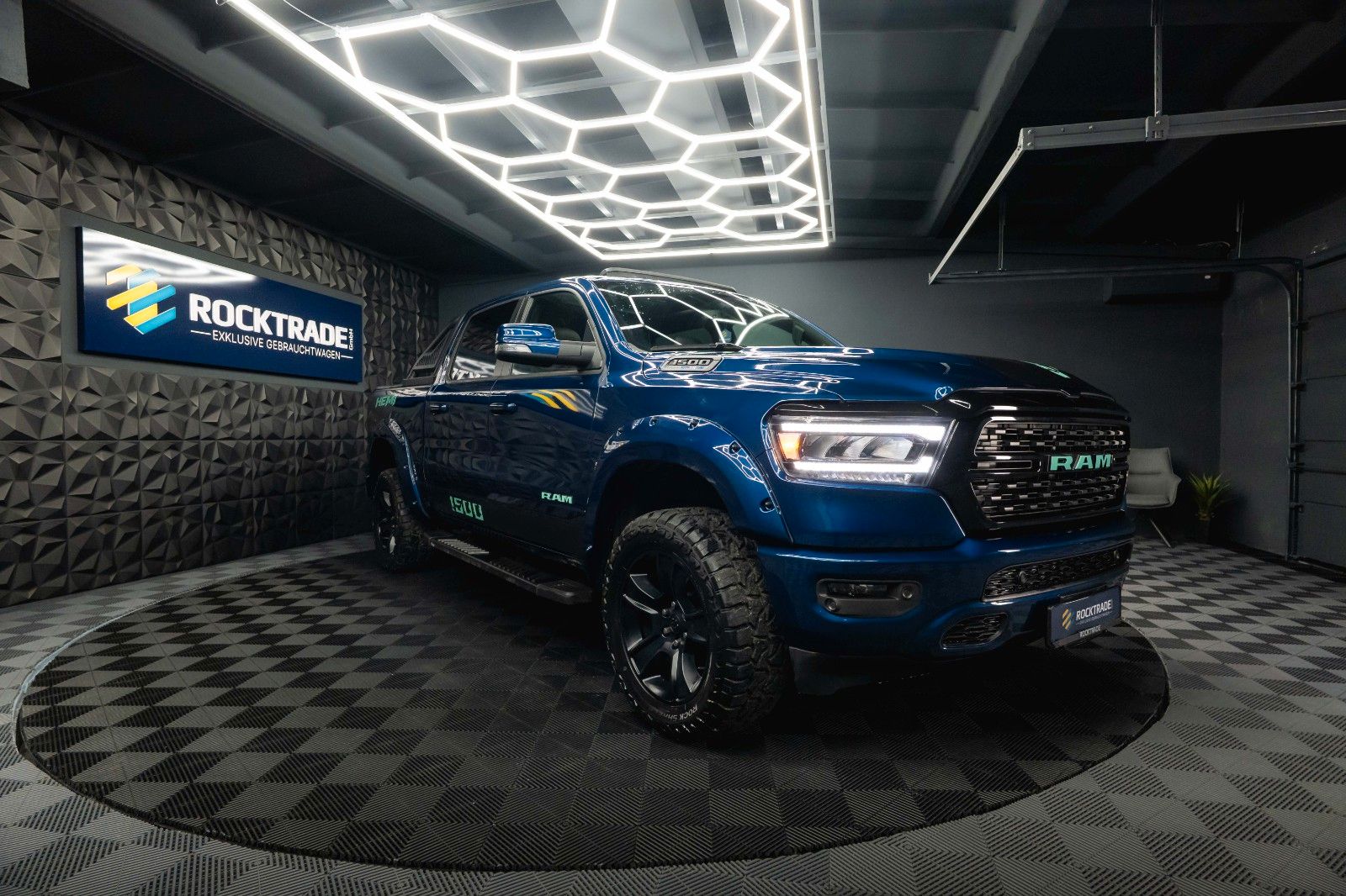 Fahrzeugabbildung Dodge RAM 5.7 V8 HEMI 4x4 NIGHT *Pano*LED* Unfallfrei