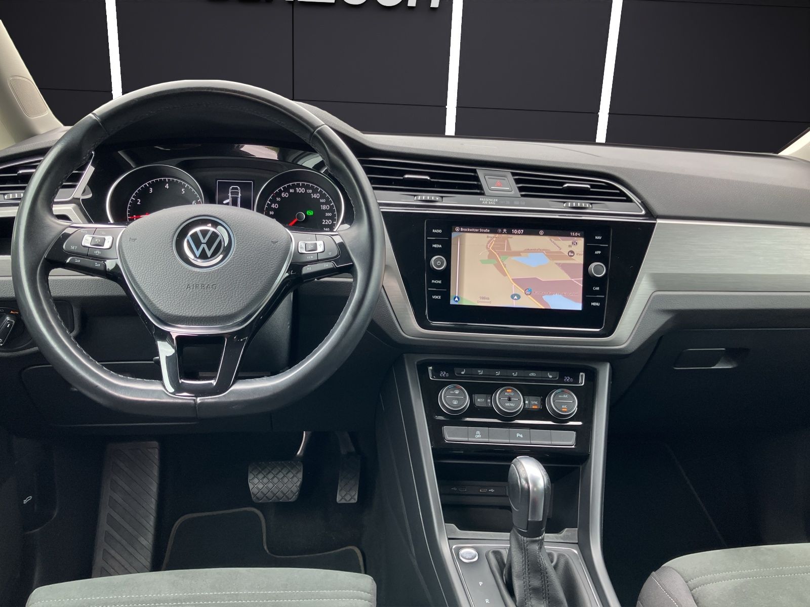 Fahrzeugabbildung Volkswagen Touran Comfortline DSG LED ACC 16" PDC SHZ WeCon