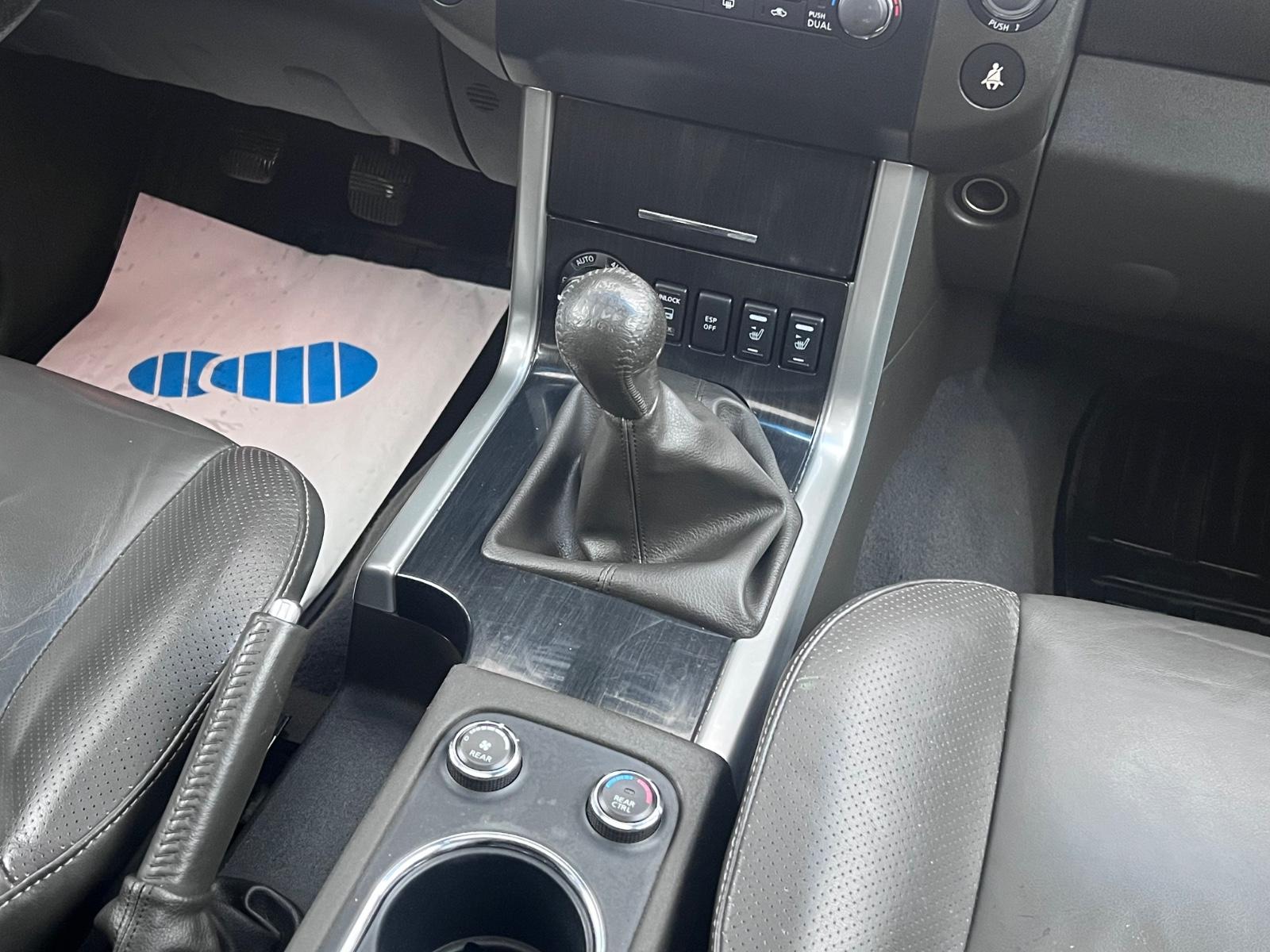 NISSAN PATHFINDER 2.5 dCi 190ch LE 4X4 - 7 PLACES - TOIT PANORAMIQUE - INTERIEUR CUIR CHAUFFANT - GPS - ATTELAGE