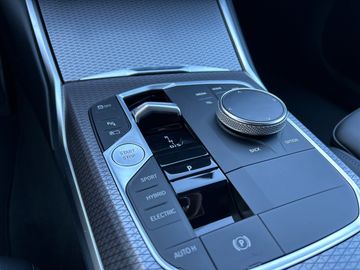 BMW 330e xDrive Limousine M Sportpaket HiFi DAB LED