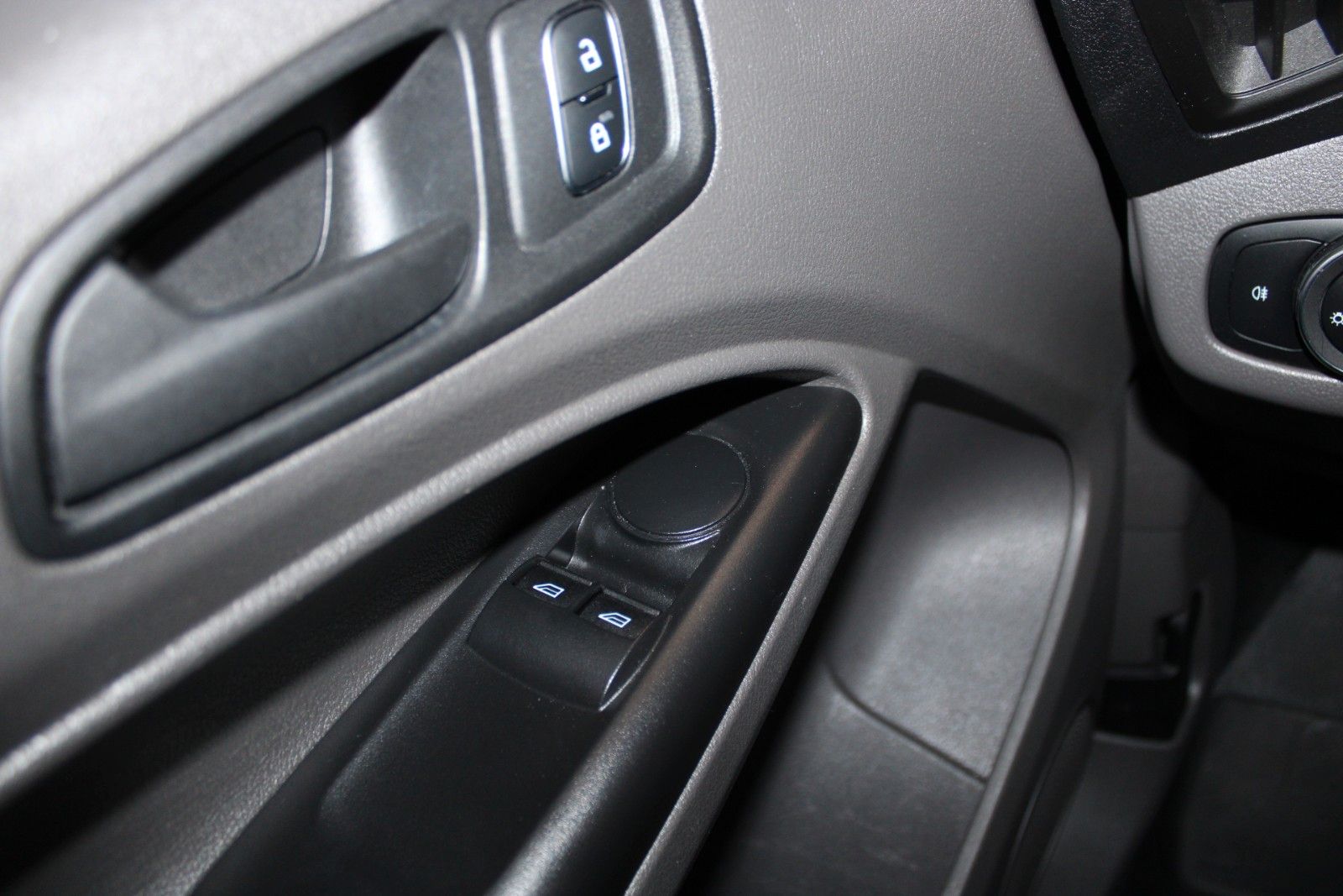 Fahrzeugabbildung Ford Transit Connect Kasten 3-Sitzer + Dachträger uvm