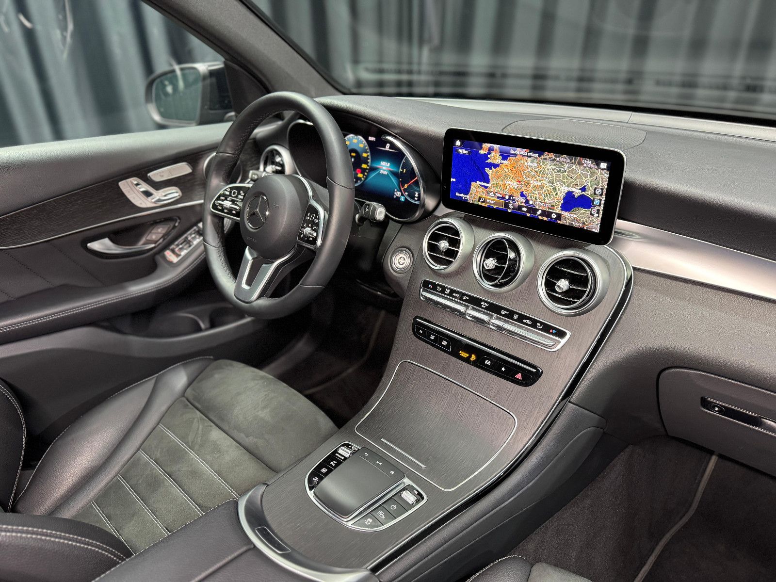 Fahrzeugabbildung Mercedes-Benz GLC 400 d 4Matic|AMG-LINE|AHK|STANDHEIZUNG|