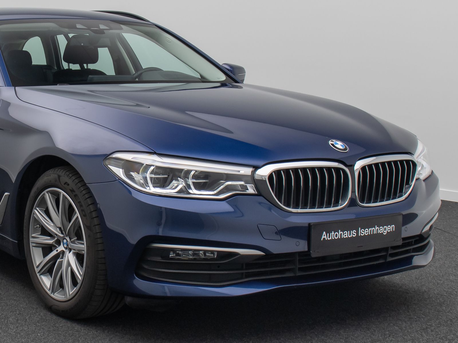 Fahrzeugabbildung BMW 520d xD HUD Kamera HiFi Alarm AHK FernlichtAssis