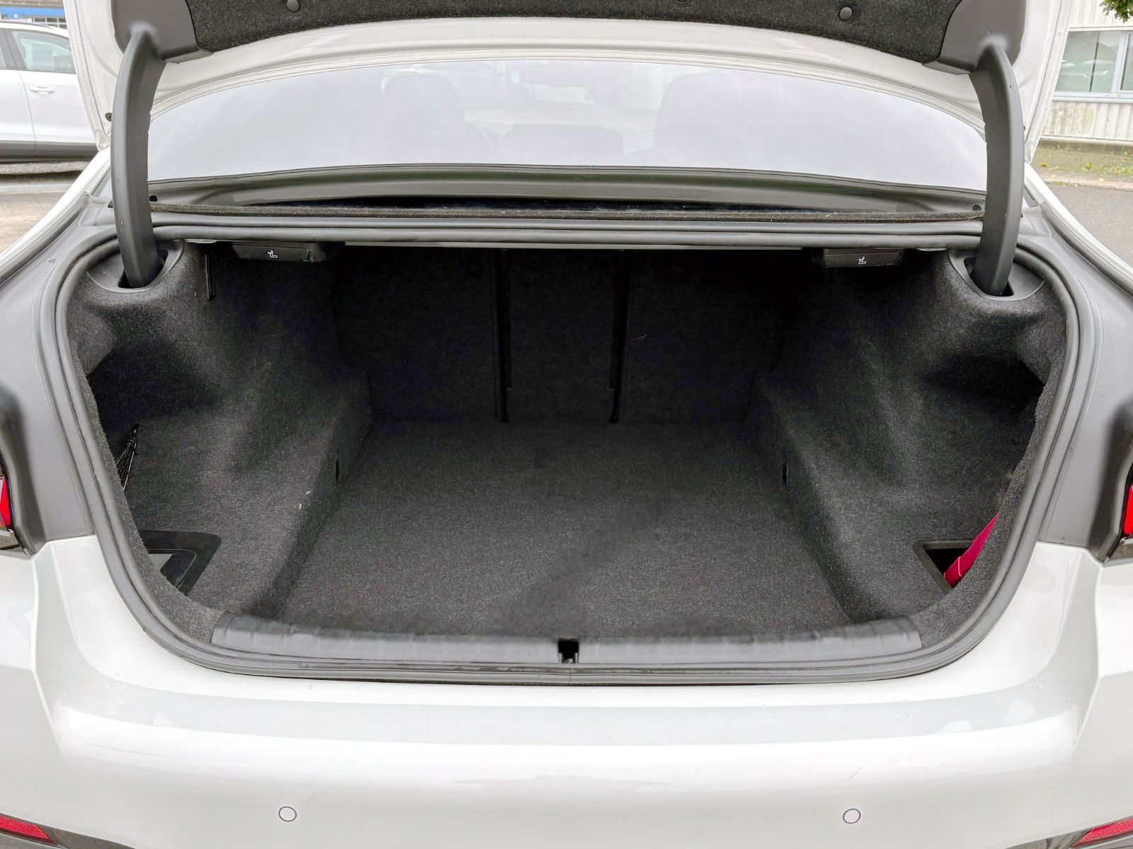 Fahrzeugabbildung BMW 520d Steptr. Limo M-Sport ACC KAM AHK LED SHZ