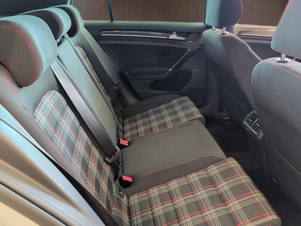 Volkswagen Golf 7 GTI 220 ch • 5 portes • Boîte manuelle 6 • GPS • Xénon • 18"