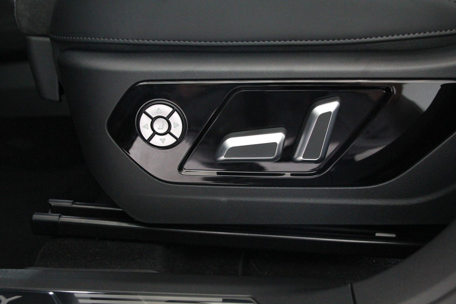 Fahrzeugabbildung GWM WEY03 LUXURY 4WD PHEV Pano, Sitzk., Winter