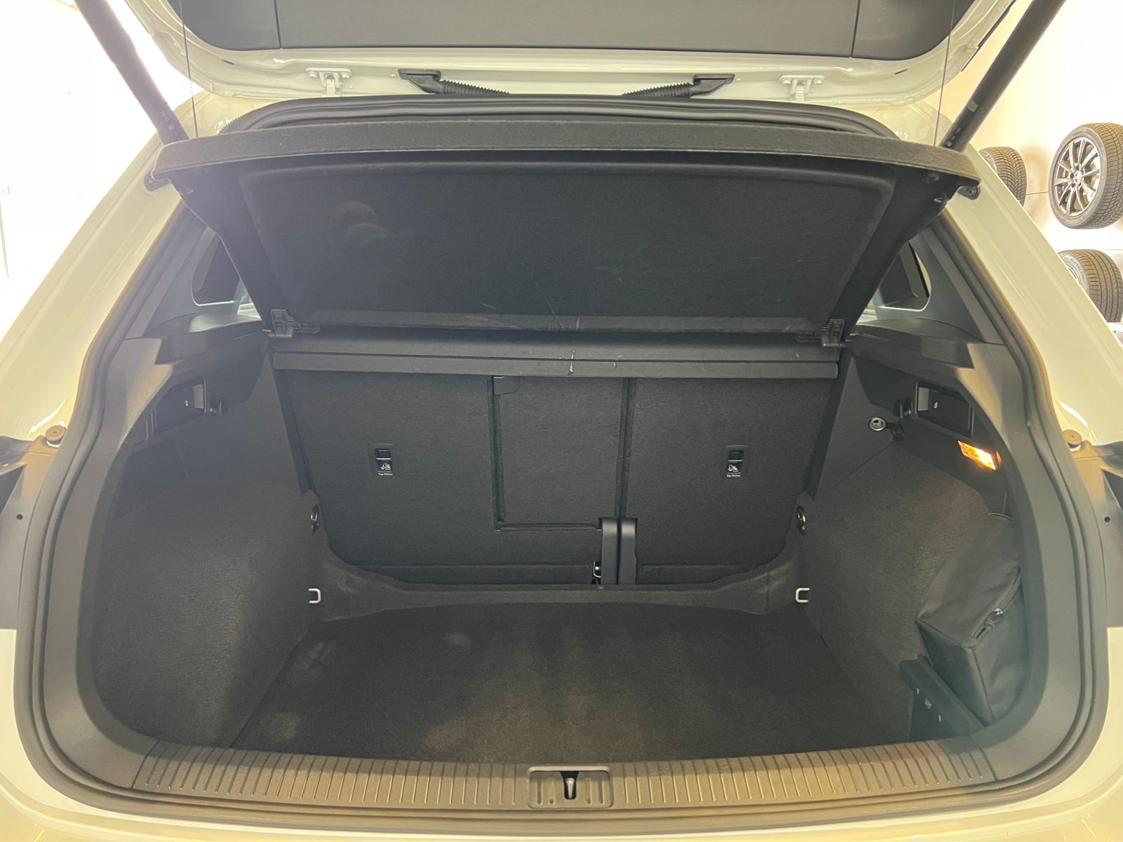 Fahrzeugabbildung Volkswagen Tiguan R-Line 2.0 TDI DSG 4Motion *Matrix-LED, P