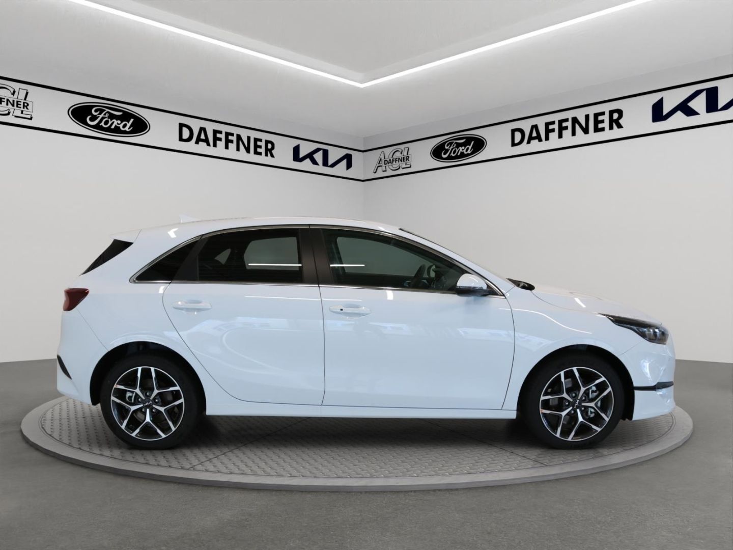 Fahrzeugabbildung Kia Ceed Ultimate Edition 1,5 T-GDi 48 V LED 17 Zoll