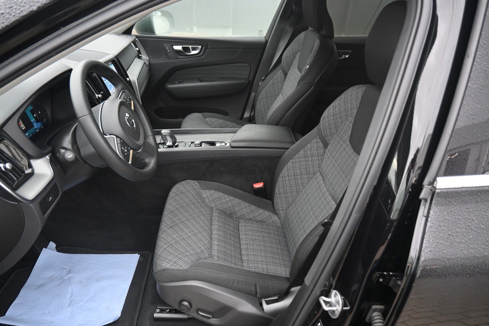 Fahrzeugabbildung Volvo XC60 B4 Benzin Core* LHZG*Allwetter*GoogleMaps*