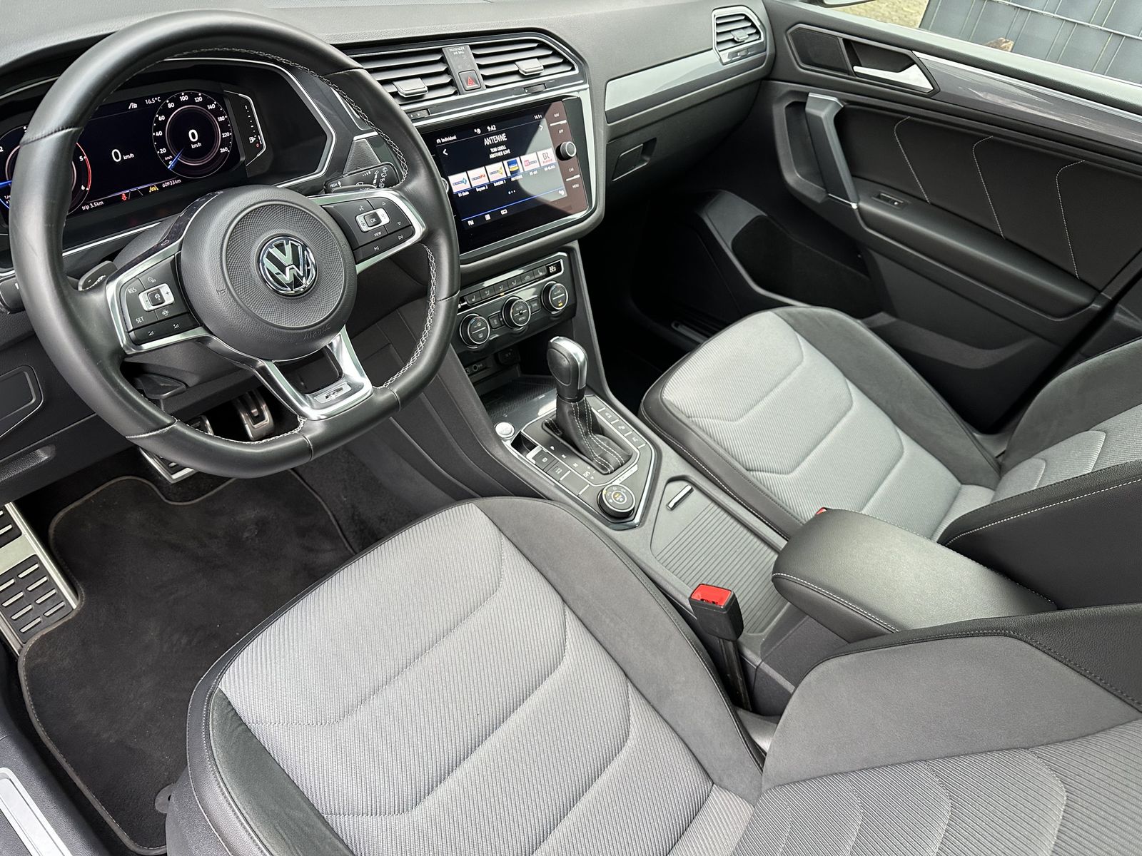 Fahrzeugabbildung Volkswagen Tiguan Allspace 2.0 TDI 4M R-Line NAV+LED+PANO