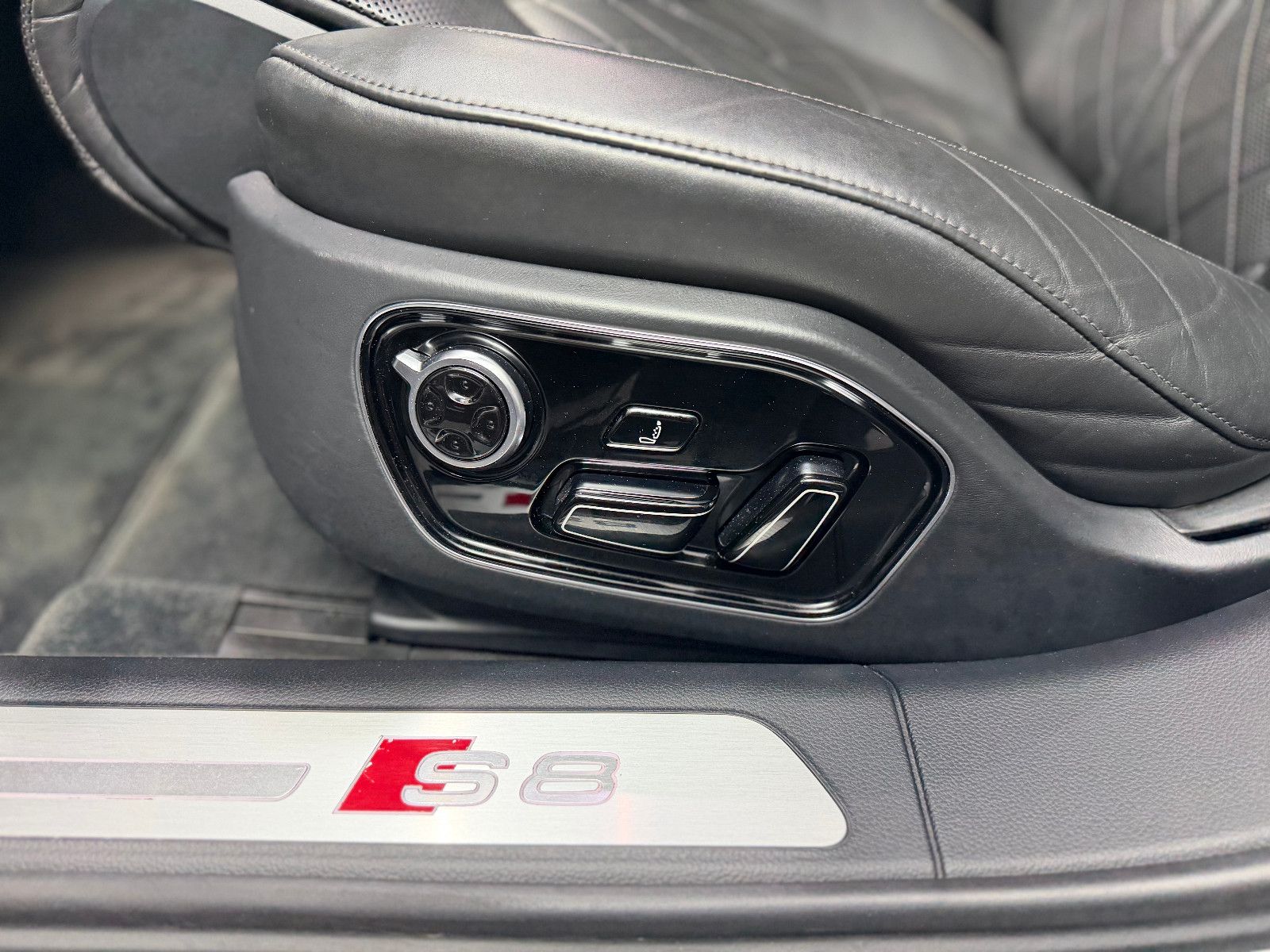 Fahrzeugabbildung Audi S8 4.0 TFSI quattro plus |KERAMIK|CARBON|MASSAGE