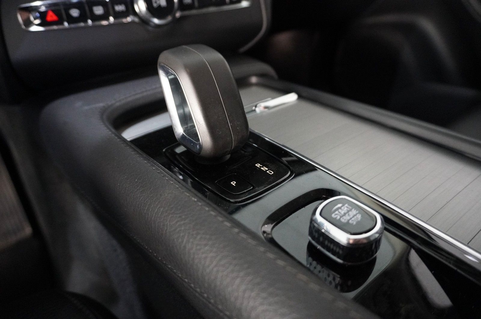 Fahrzeugabbildung Volvo XC 90 B5 D MOMENTUM PRO NAVI/LED/VIRTU/LEDER/AHK