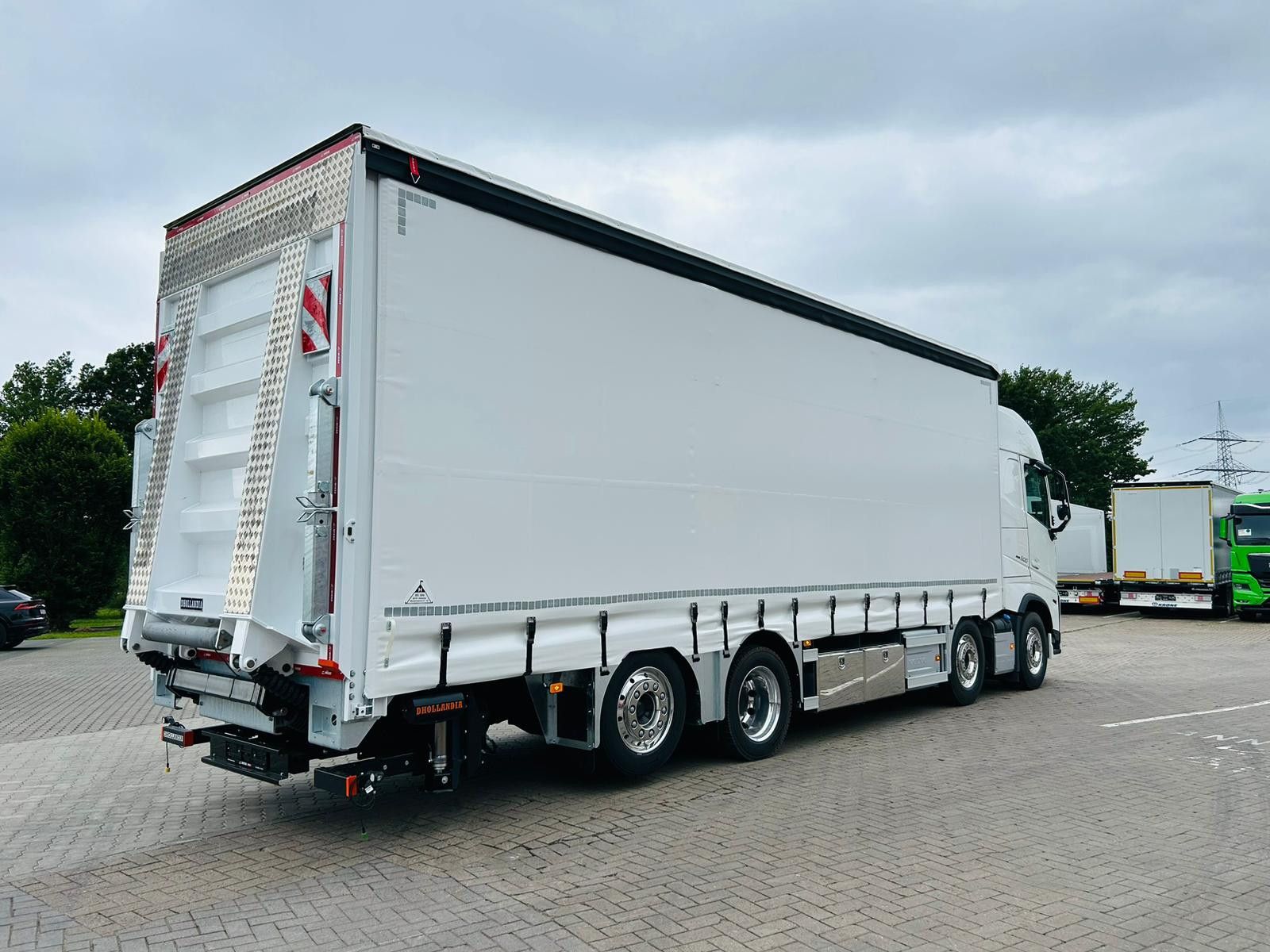 Fahrzeugabbildung Volvo FH 500 8x2 Arbeitsbühnen Transporter LBW 9t