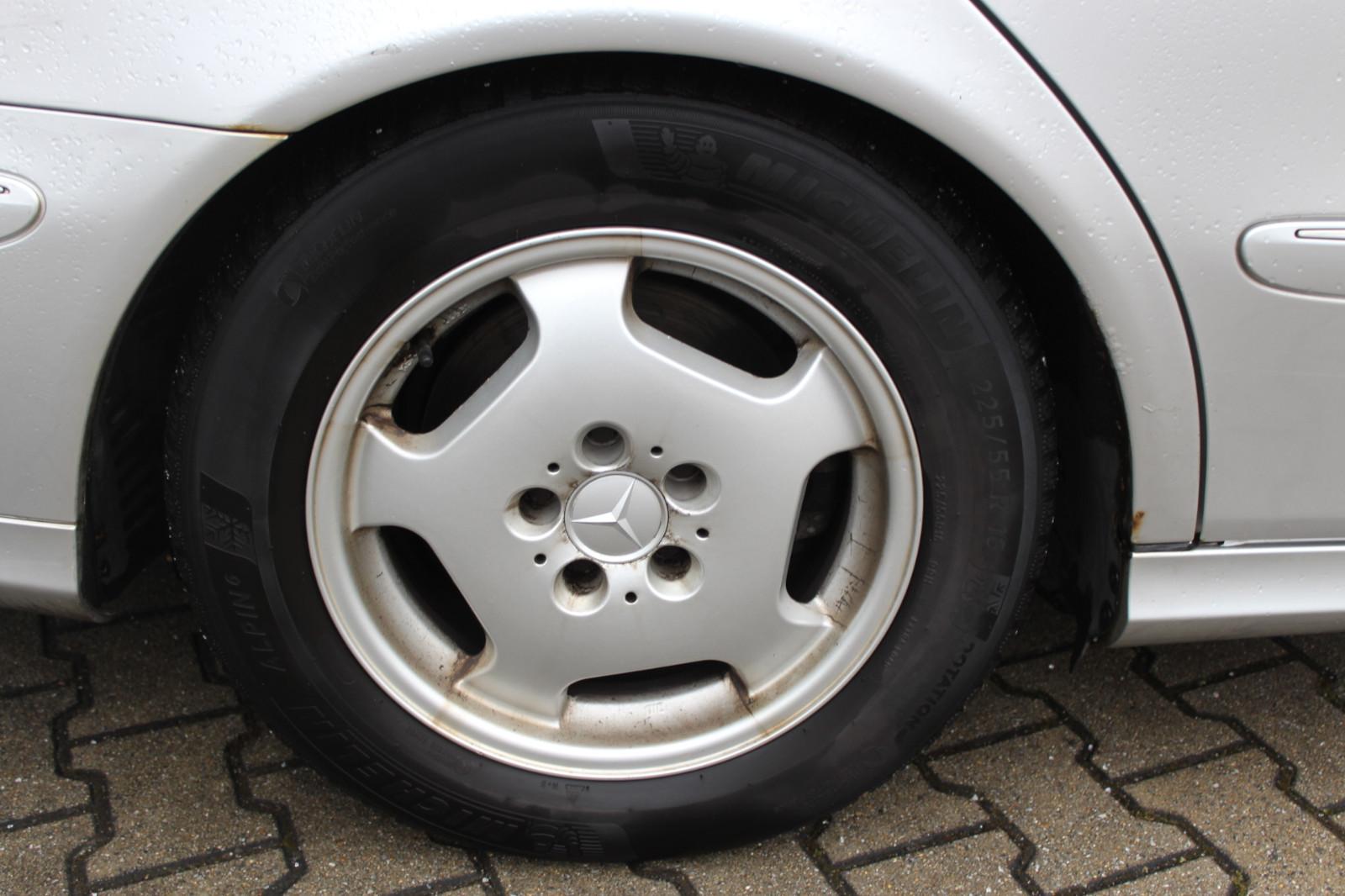 Mercedes-Benz E320 2005 — photo 34