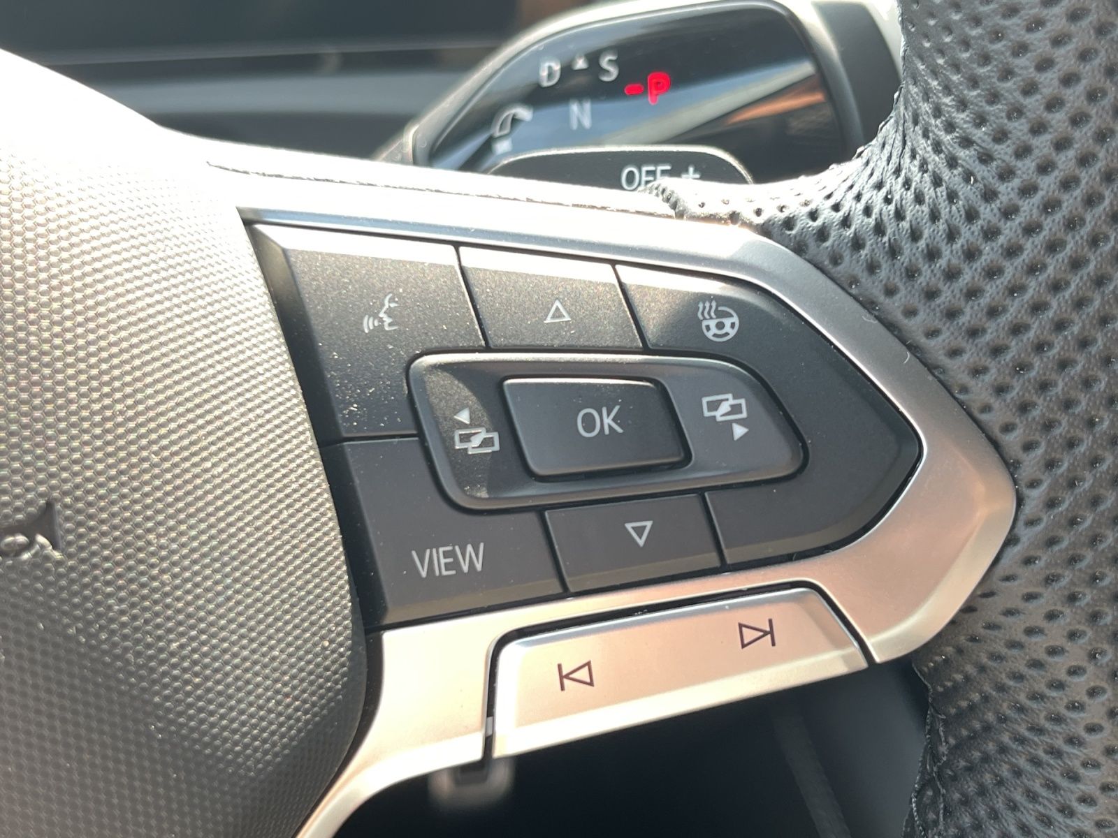 Fahrzeugabbildung Volkswagen Tiguan TDI R-Line 4M DSG MATRIX AHK PANO 20" NAV