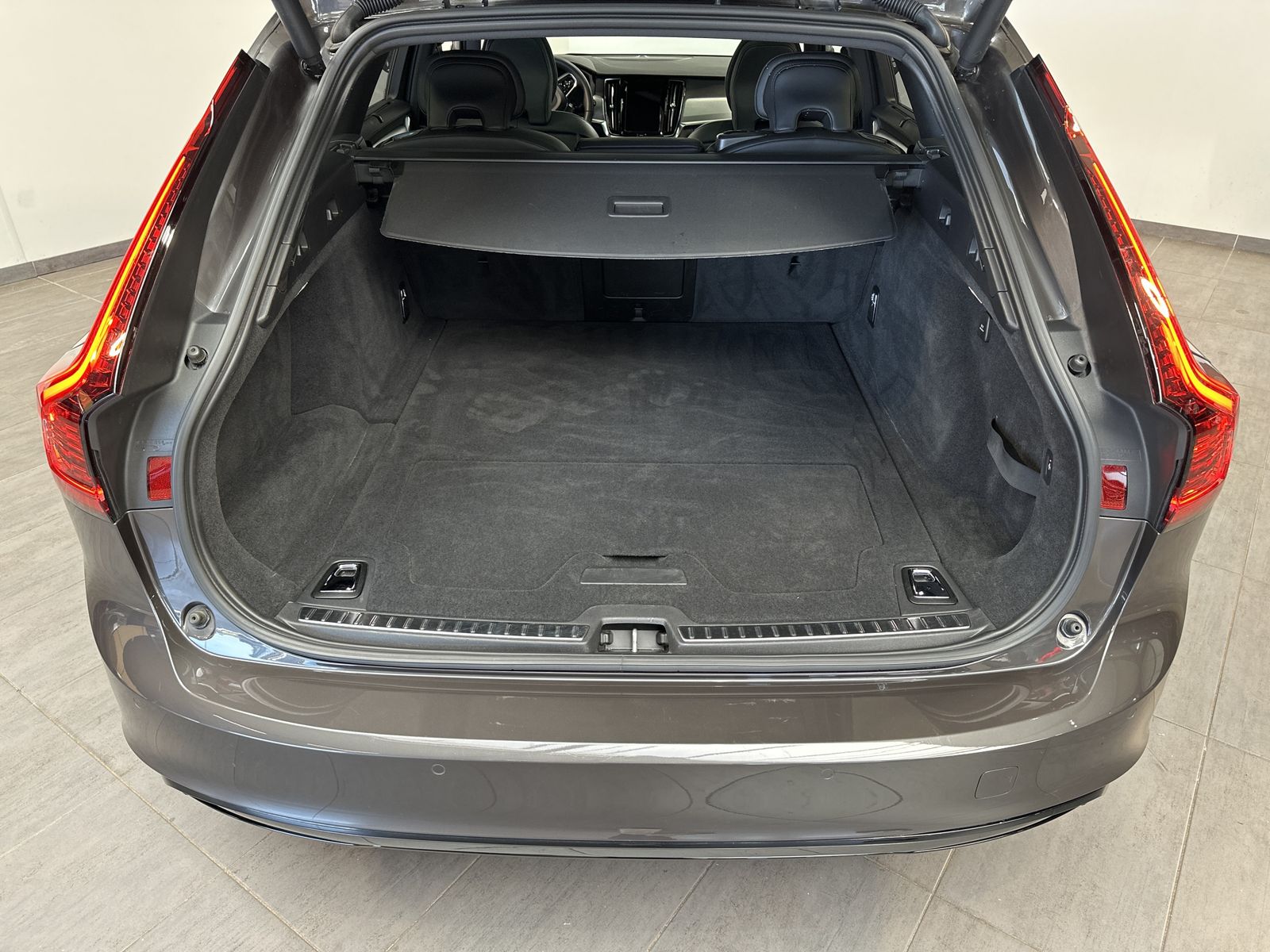 Fahrzeugabbildung Volvo V90 T6 AWD Plus Dark NAV+LED+AHK+ACC+360°+PANORA