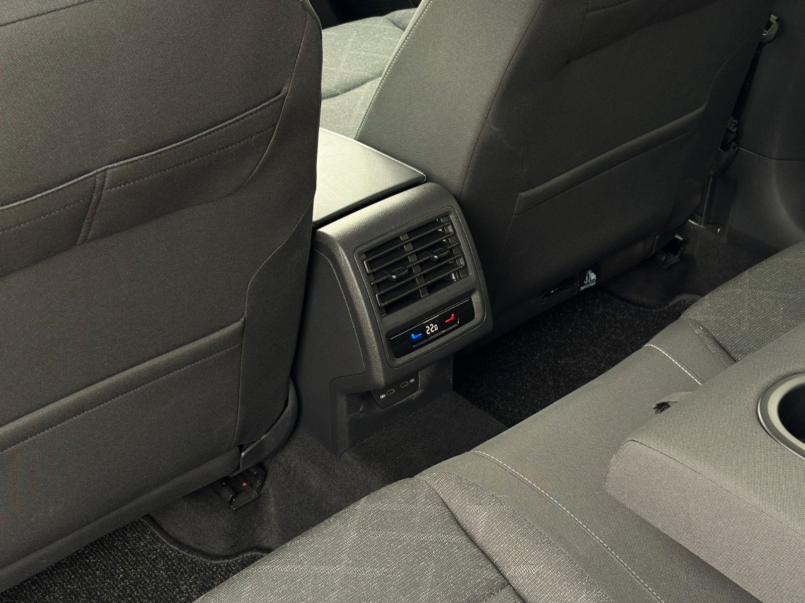 Fahrzeugabbildung Volkswagen Golf VIII Life 1.5 TSI ACC PDC NAV LHZ 3Z-KLIMA