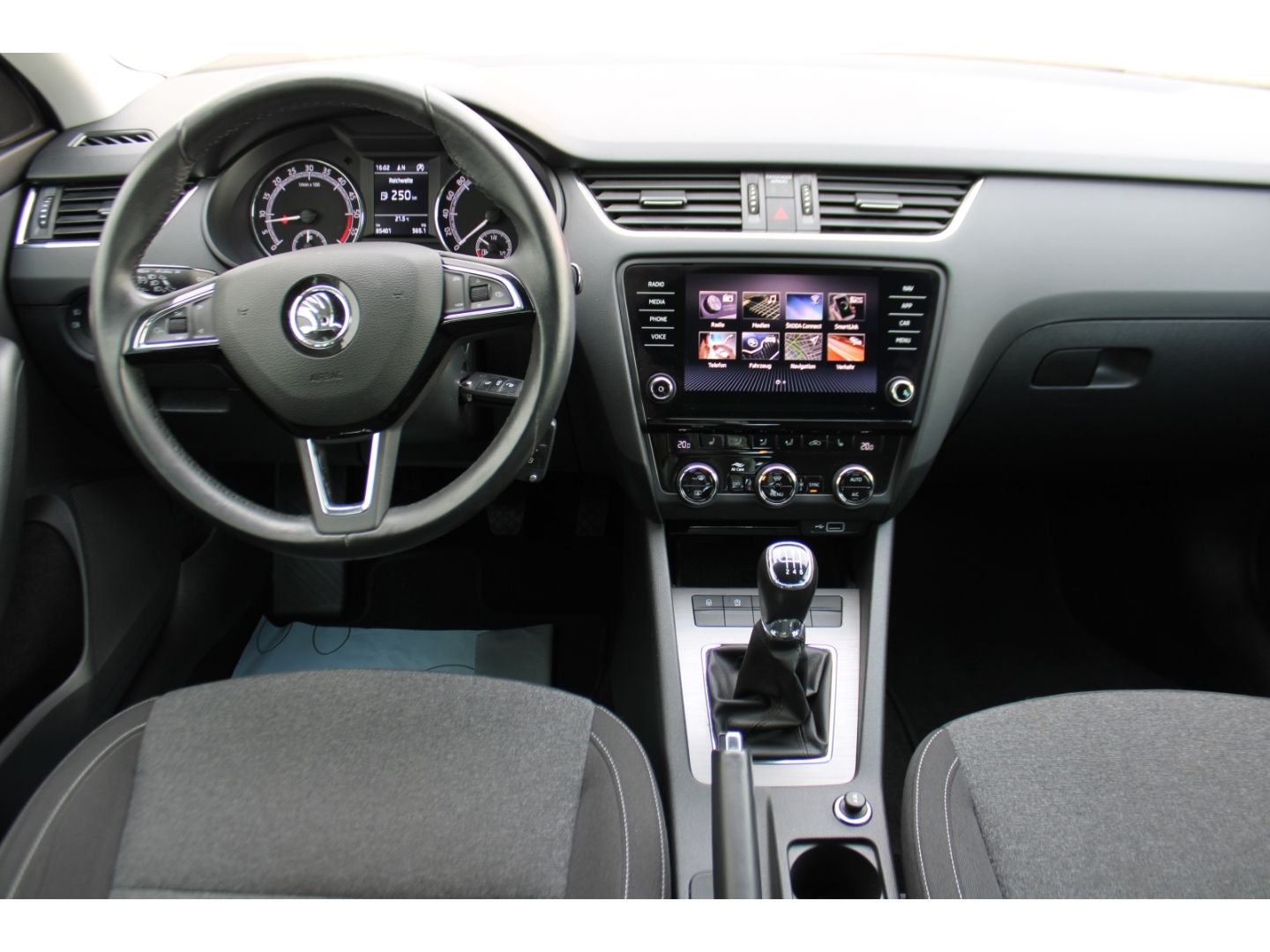 SKODA Octavia Soleil 2.0 TDI Combi LED GRA RFK SHzg AH - Image 11
