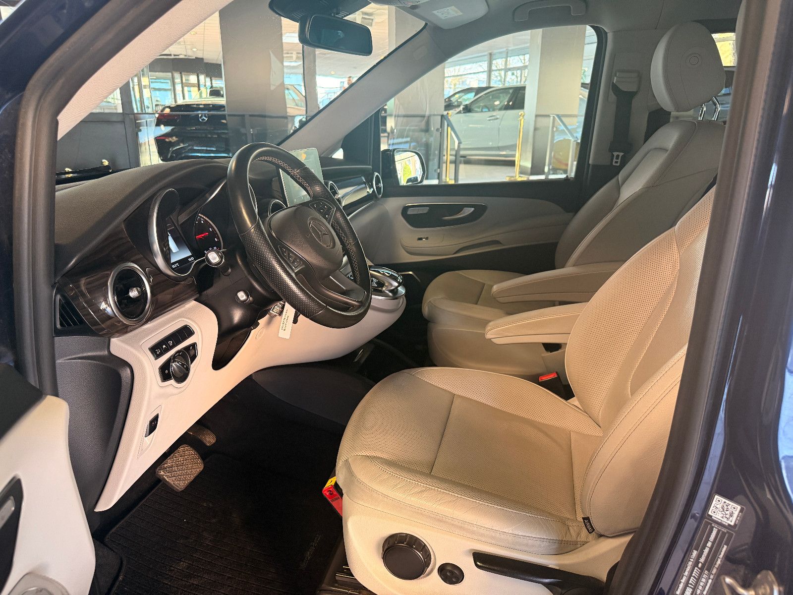 Fahrzeugabbildung Mercedes-Benz V 250/AVANTGARDE/LANG/4MATIC/LEDER/LED/NAVI/6SIT