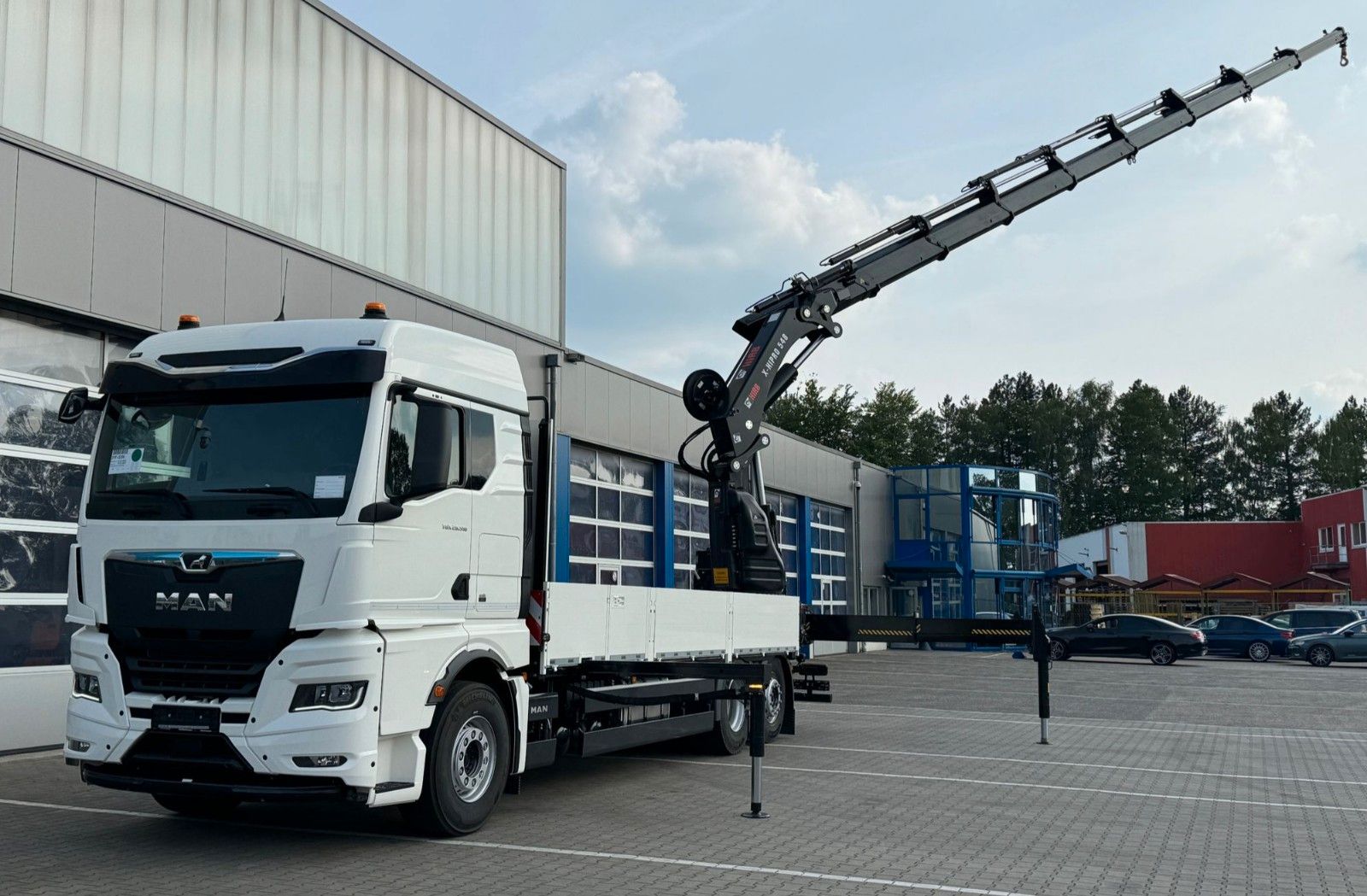 Fahrzeugabbildung MAN TGX 26.510 Container-Pritsche  HIAB 548-E8 / 6x2