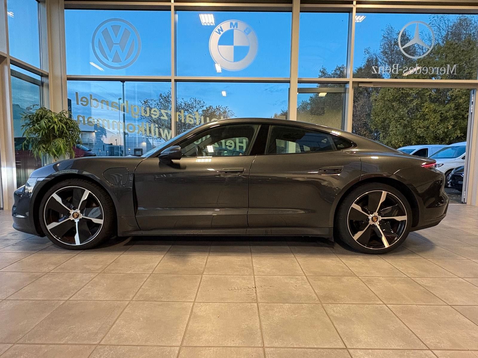 Fahrzeugabbildung Porsche Taycan Basis