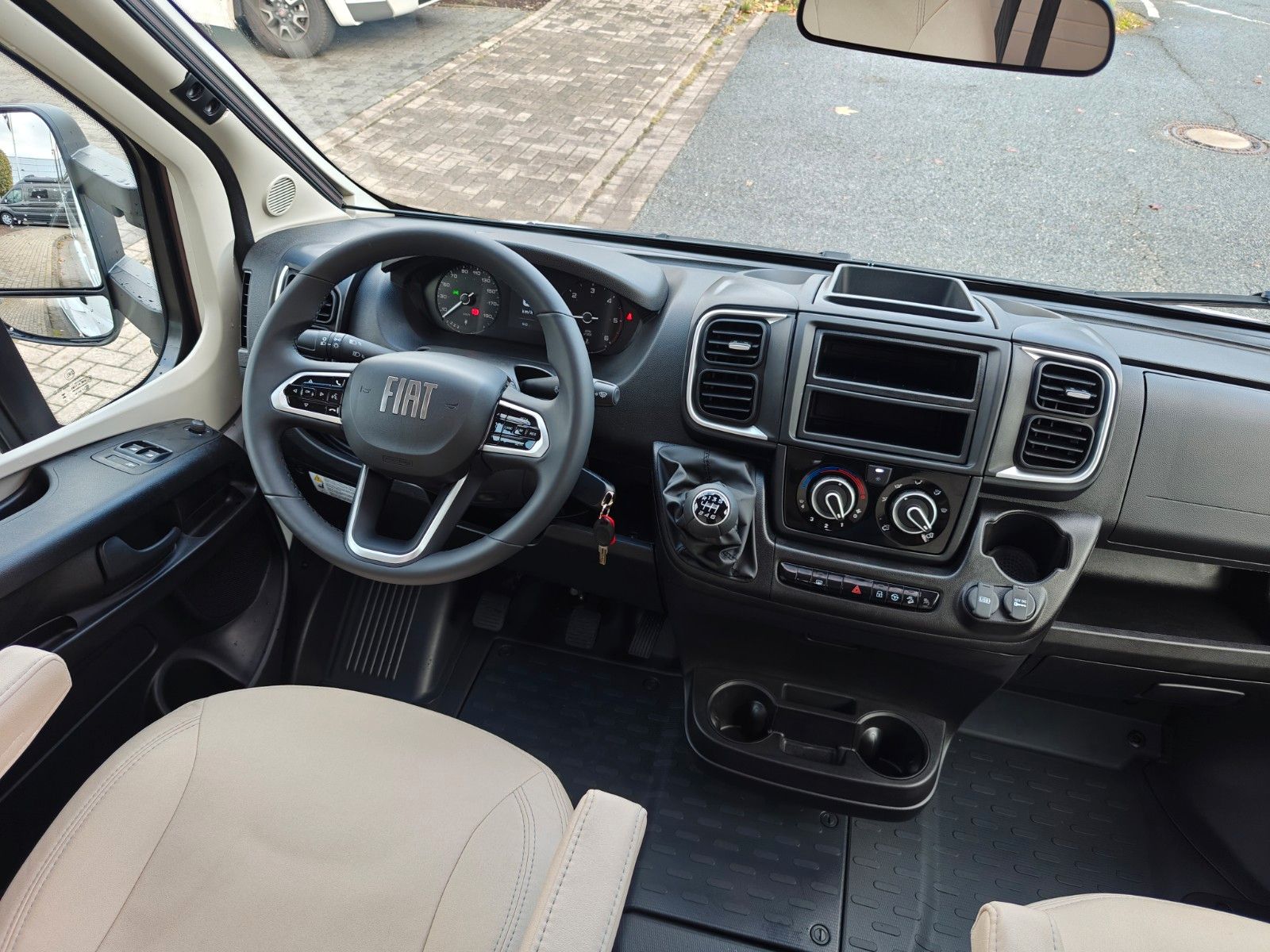 Fahrzeugabbildung LMC Tourer T 660 G -  663 70 Jahre, 140PS -