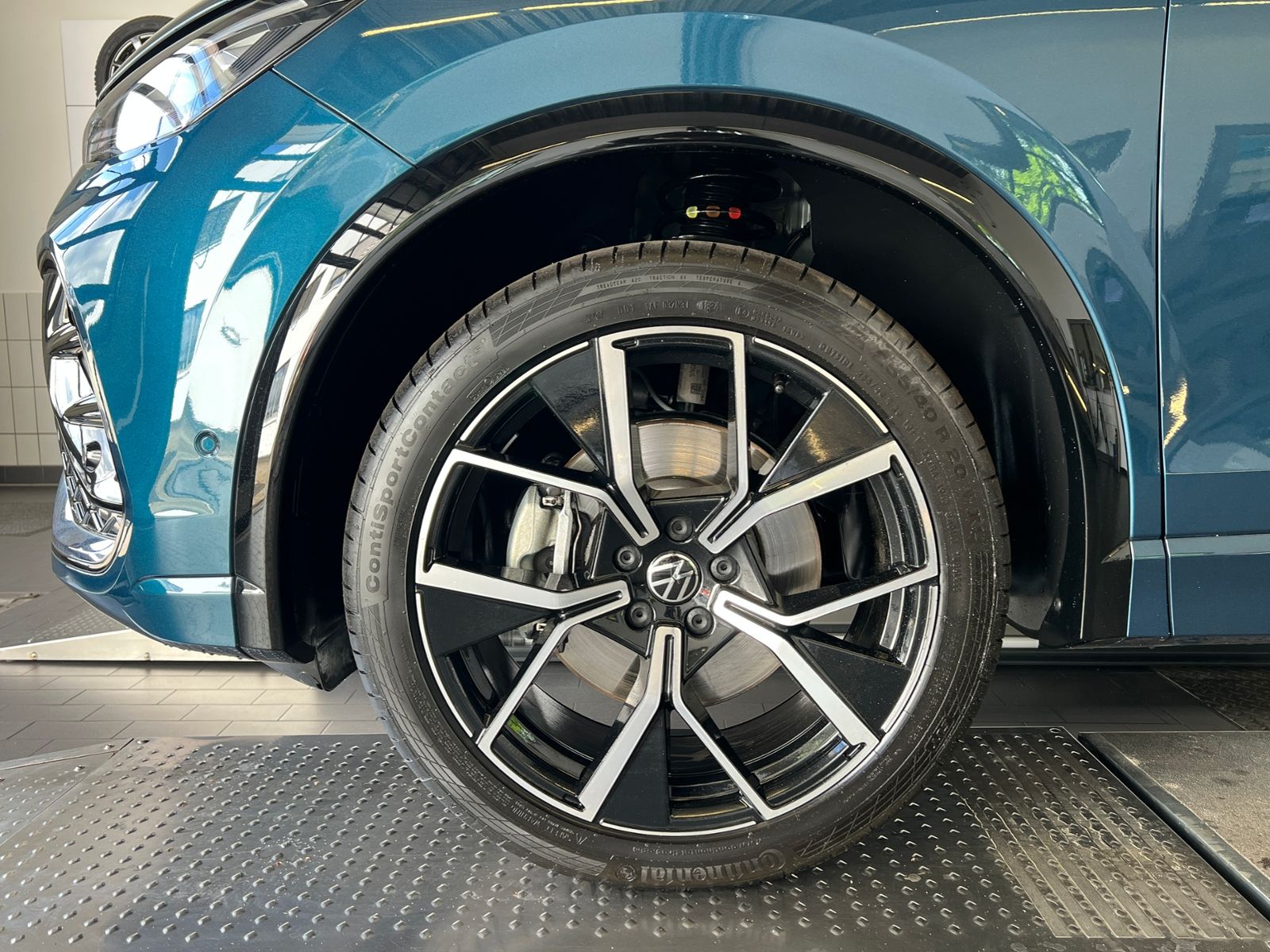 Fahrzeugabbildung Volkswagen Tiguan R-Line 2.0 TDI DSG 4MOTION *AHK, IQ.Light