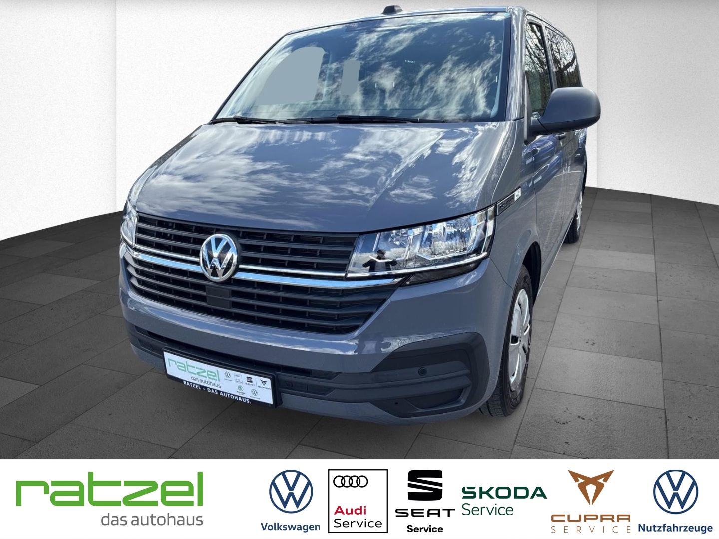 Fahrzeugabbildung Volkswagen T6.1 Multivan Family Trendline 4 Sitze AHK Navi