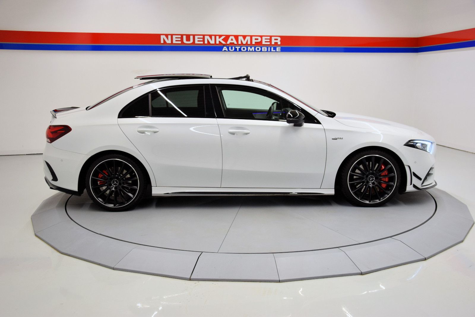 Fahrzeugabbildung Mercedes-Benz A35 AMG 4Matic Limo Pano Aero Performance-Sitze