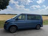 Volkswagen T6 California Beach AHK - blaue Volkswagen T6 California